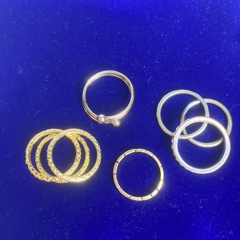 8 Costume Rings - Picture 6 of 11